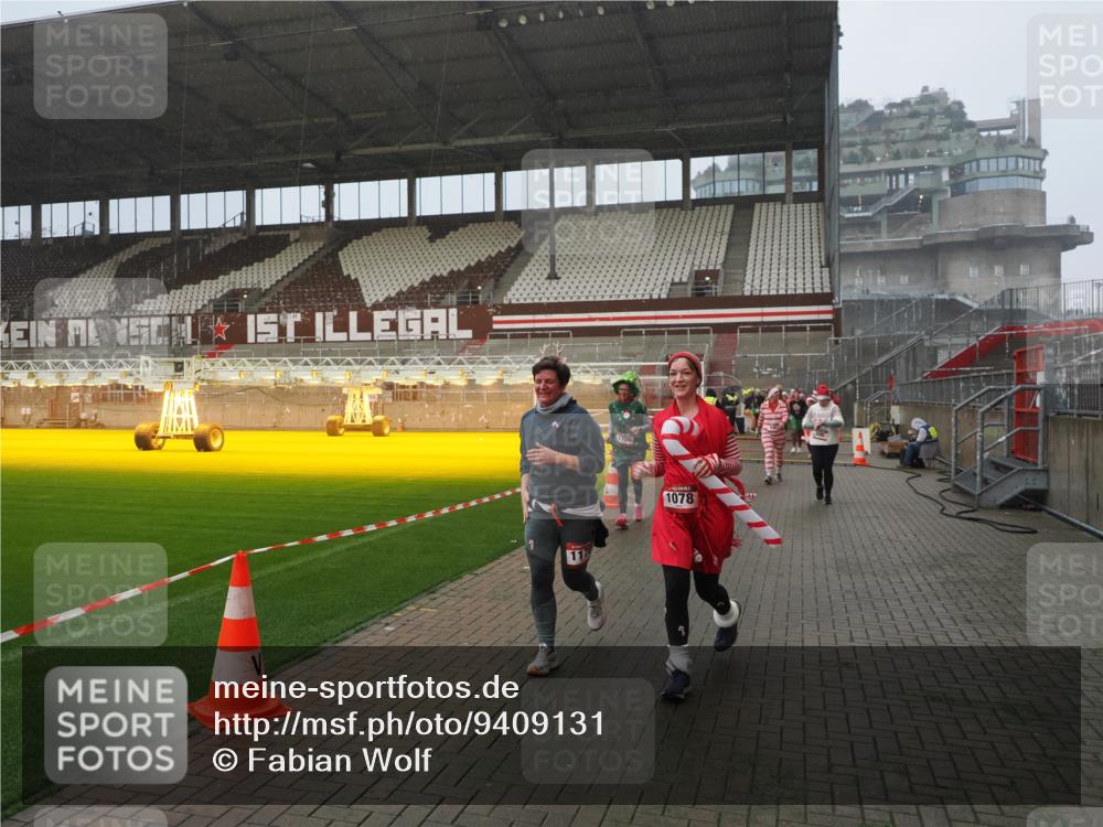 07.12.2025 - St. Pauli X-Mass-Run No. 15 Fabian Wolf http://msf.ph/oto/9409131 07.12.2025 11:08:22 Ziel 100, 152, 155, 166, 396, 446, 758, 784, 1078, 1170, 1184, 1559, 1560, 1596, 1706 meine-sportfotos.de