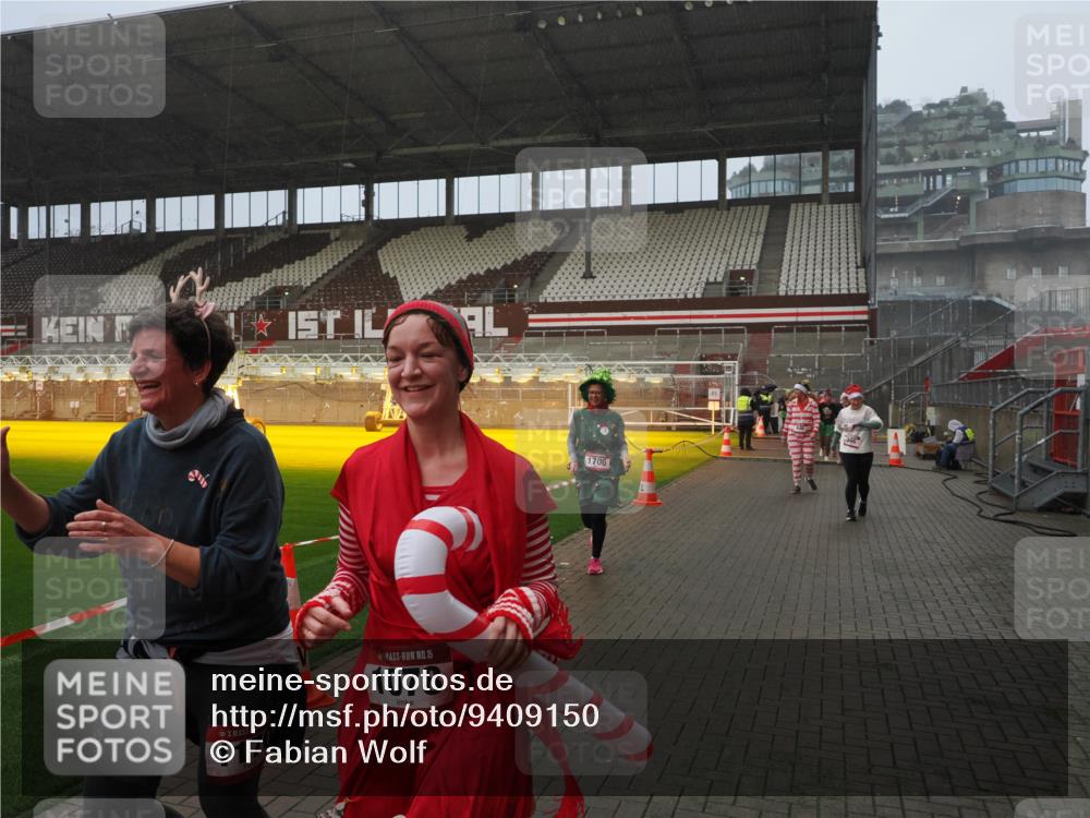 07.12.2025 - St. Pauli X-Mass-Run No. 15 Fabian Wolf http://msf.ph/oto/9409150 07.12.2025 11:08:23 Ziel 100, 152, 155, 166, 396, 446, 758, 784, 1078, 1170, 1184, 1559, 1560, 1596, 1706 meine-sportfotos.de