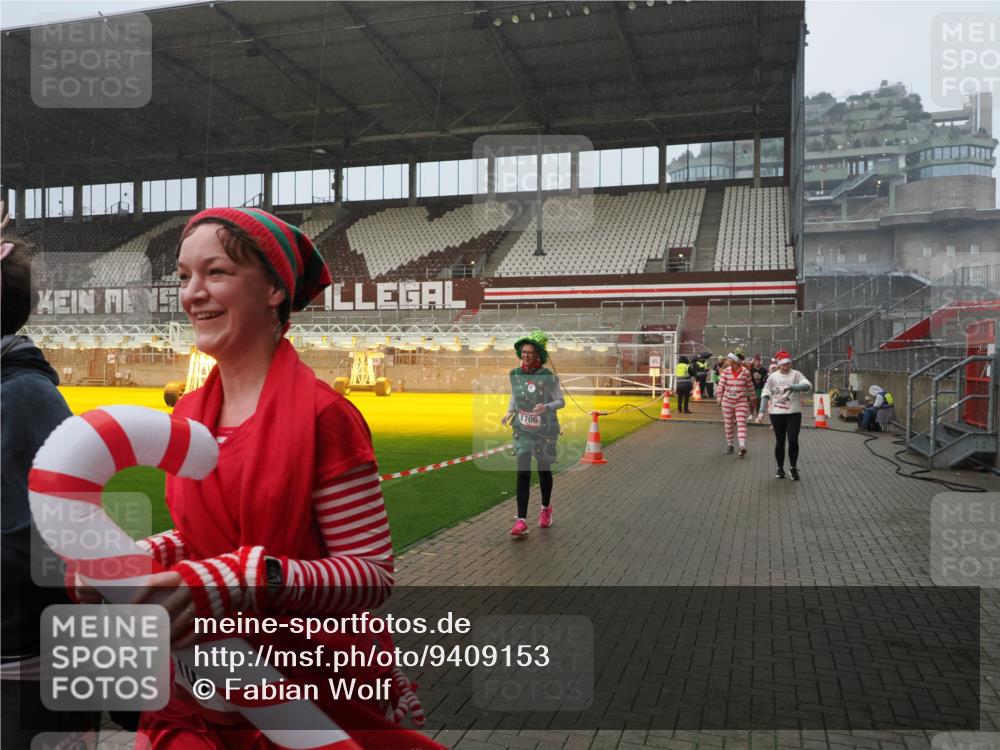 07.12.2025 - St. Pauli X-Mass-Run No. 15 Fabian Wolf http://msf.ph/oto/9409153 07.12.2025 11:08:23 Ziel 100, 152, 155, 166, 396, 446, 758, 784, 1078, 1170, 1184, 1559, 1560, 1596, 1706 meine-sportfotos.de
