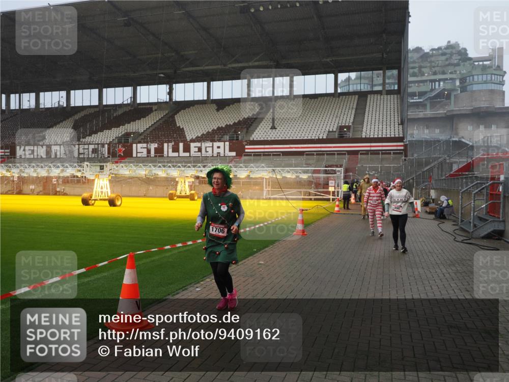 07.12.2025 - St. Pauli X-Mass-Run No. 15 Fabian Wolf http://msf.ph/oto/9409162 07.12.2025 11:08:24 Ziel 100, 152, 155, 166, 396, 446, 758, 784, 1078, 1170, 1184, 1424, 1491, 1559, 1560, 1625, 1706, 2259 meine-sportfotos.de