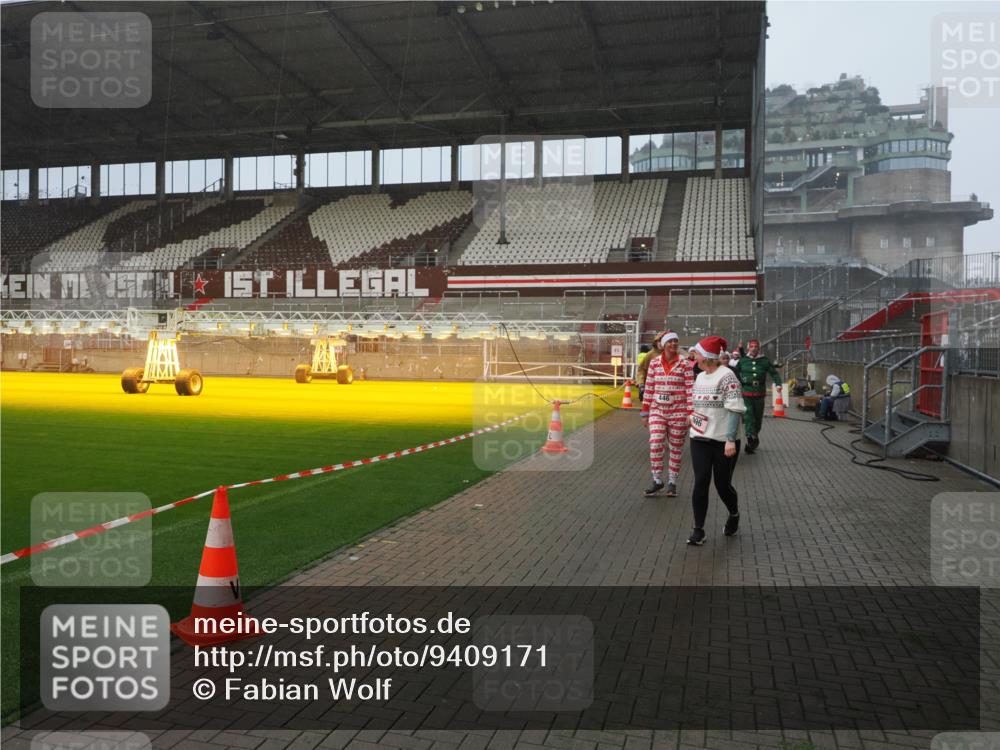 07.12.2025 - St. Pauli X-Mass-Run No. 15 Fabian Wolf http://msf.ph/oto/9409171 07.12.2025 11:08:27 Ziel 100, 152, 155, 166, 396, 446, 758, 784, 1078, 1170, 1184, 1424, 1491, 1559, 1560, 1625, 1706, 2259, 2893, 4584, 4819, 4830 meine-sportfotos.de