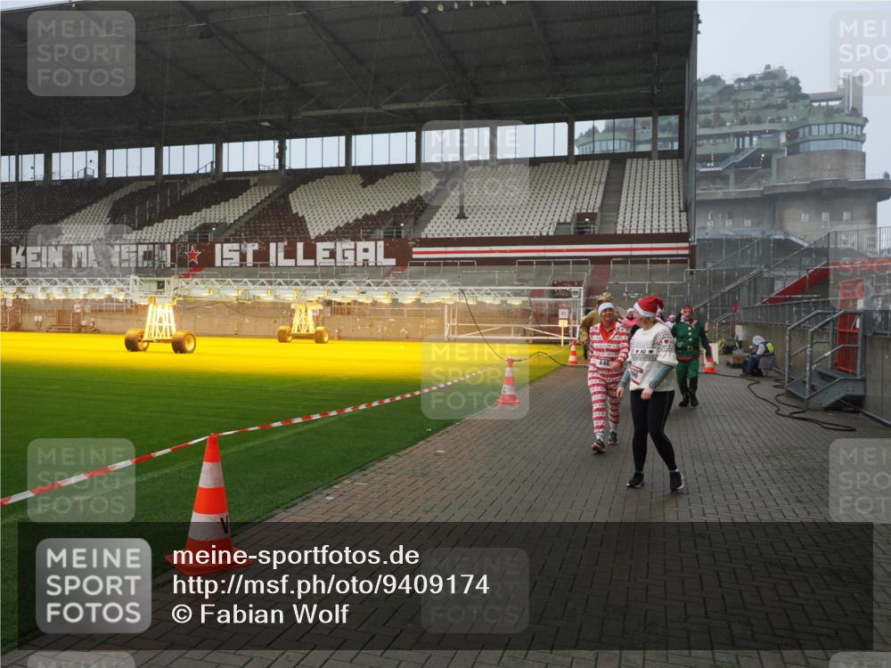 07.12.2025 - St. Pauli X-Mass-Run No. 15 Fabian Wolf http://msf.ph/oto/9409174 07.12.2025 11:08:27 Ziel 100, 152, 155, 166, 396, 446, 758, 784, 1078, 1170, 1184, 1424, 1491, 1559, 1560, 1625, 1706, 2259, 2893, 4584, 4819, 4830 meine-sportfotos.de