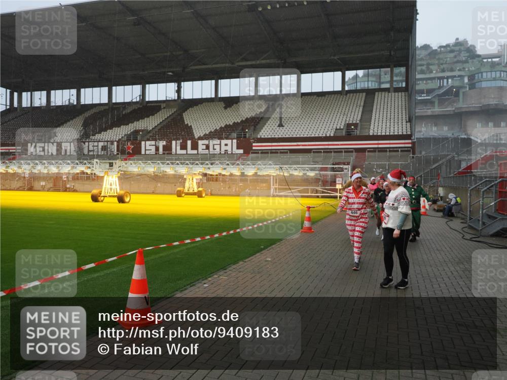 07.12.2025 - St. Pauli X-Mass-Run No. 15 Fabian Wolf http://msf.ph/oto/9409183 07.12.2025 11:08:27 Ziel 100, 152, 155, 166, 396, 446, 758, 784, 1078, 1170, 1184, 1424, 1491, 1559, 1560, 1625, 1706, 2259, 2893, 4584, 4819, 4830 meine-sportfotos.de