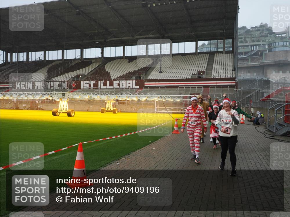 07.12.2025 - St. Pauli X-Mass-Run No. 15 Fabian Wolf http://msf.ph/oto/9409196 07.12.2025 11:08:28 Ziel 100, 152, 155, 166, 396, 446, 758, 784, 1078, 1170, 1184, 1424, 1491, 1560, 1625, 1706, 2259, 2893, 4584, 4819, 4830 meine-sportfotos.de