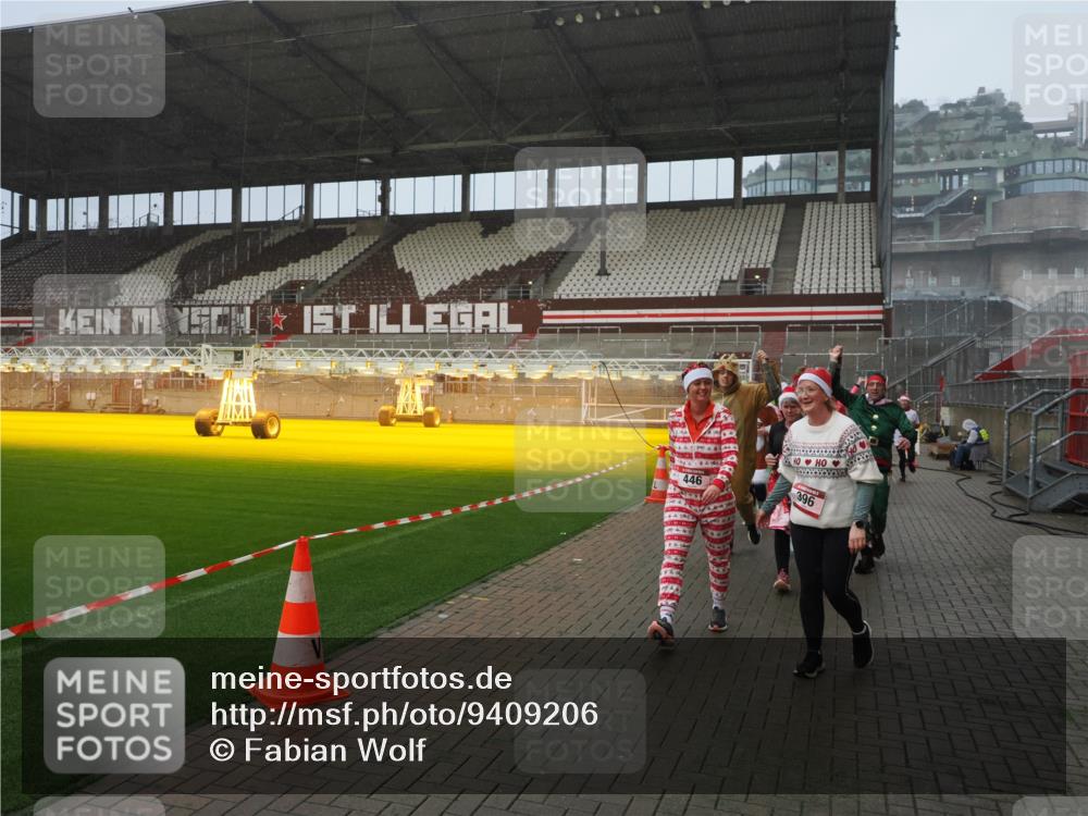 07.12.2025 - St. Pauli X-Mass-Run No. 15 Fabian Wolf http://msf.ph/oto/9409206 07.12.2025 11:08:29 Ziel 100, 152, 155, 166, 396, 446, 758, 784, 1078, 1170, 1184, 1424, 1491, 1625, 1706, 2259, 2893, 4584, 4819, 4830 meine-sportfotos.de