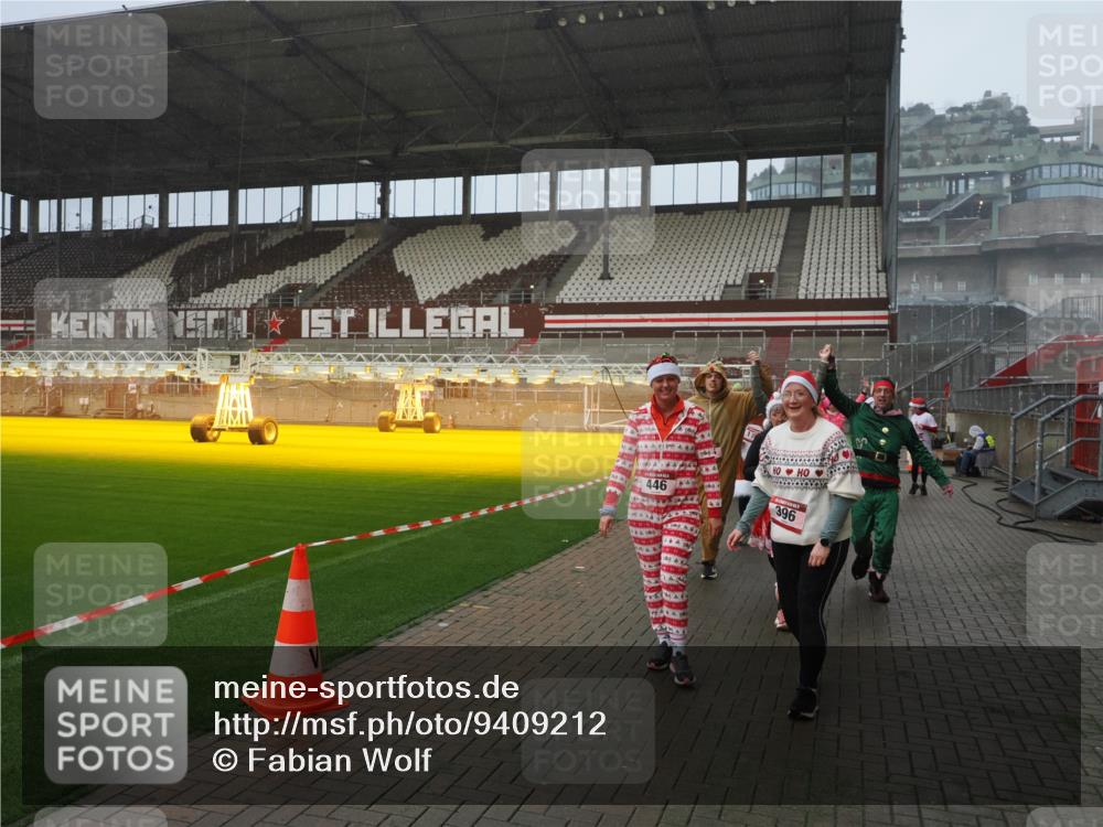 07.12.2025 - St. Pauli X-Mass-Run No. 15 Fabian Wolf http://msf.ph/oto/9409212 07.12.2025 11:08:29 Ziel 100, 152, 155, 166, 396, 446, 758, 784, 1078, 1170, 1184, 1424, 1491, 1625, 1706, 2259, 2893, 4584, 4819, 4830 meine-sportfotos.de