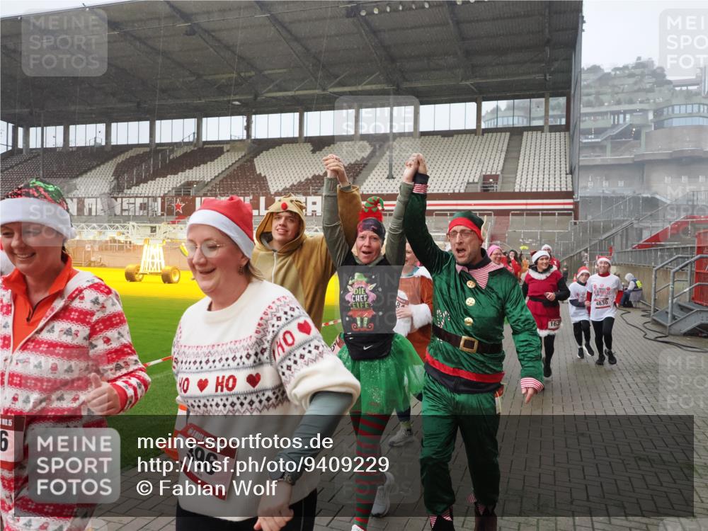 07.12.2025 - St. Pauli X-Mass-Run No. 15 Fabian Wolf http://msf.ph/oto/9409229 07.12.2025 11:08:32 Ziel 152, 155, 166, 396, 446, 758, 784, 1078, 1170, 1184, 1424, 1491, 1625, 1706, 2259, 2893, 4584, 4819, 4830 meine-sportfotos.de