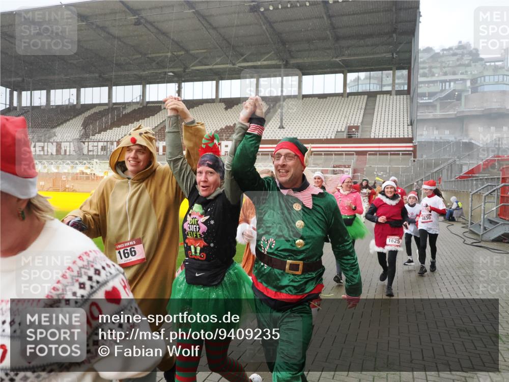 07.12.2025 - St. Pauli X-Mass-Run No. 15 Fabian Wolf http://msf.ph/oto/9409235 07.12.2025 11:08:32 Ziel 152, 155, 166, 396, 446, 758, 784, 1078, 1170, 1184, 1424, 1491, 1625, 1706, 2259, 2893, 4584, 4819, 4830 meine-sportfotos.de