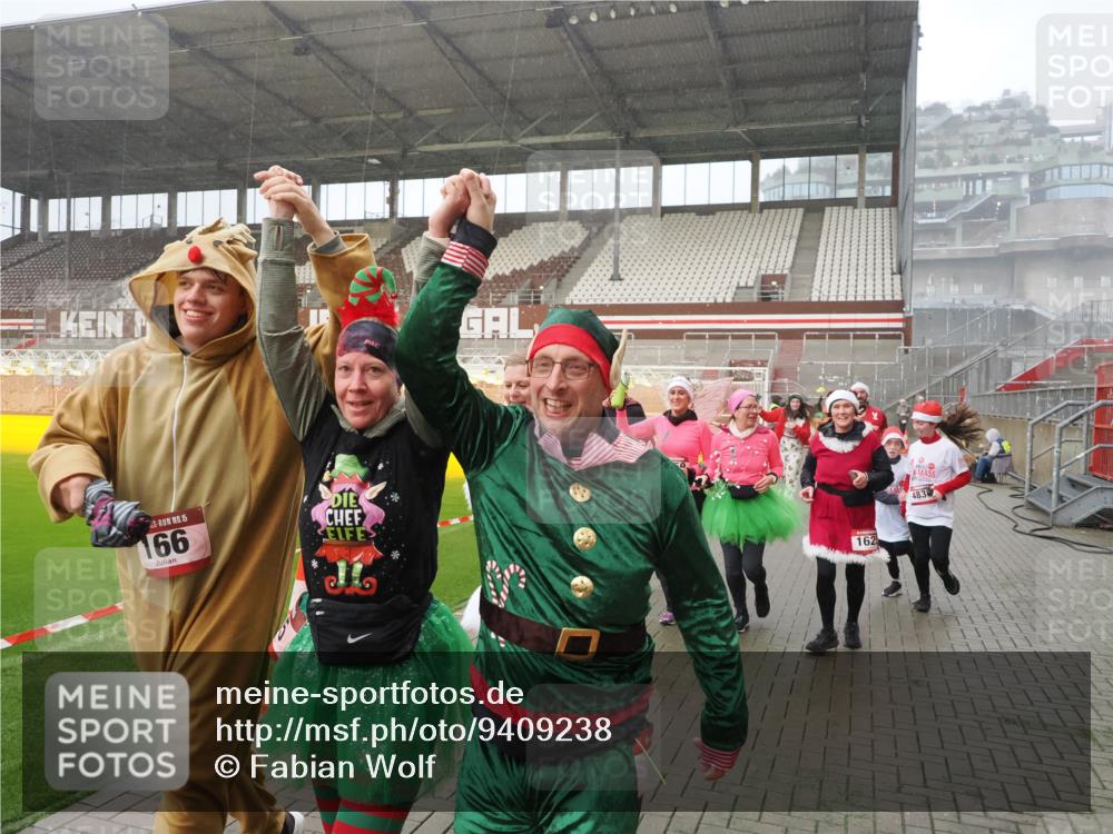 07.12.2025 - St. Pauli X-Mass-Run No. 15 Fabian Wolf http://msf.ph/oto/9409238 07.12.2025 11:08:32 Ziel 152, 155, 166, 396, 446, 758, 784, 1078, 1170, 1184, 1424, 1491, 1625, 1706, 2259, 2893, 4584, 4819, 4830 meine-sportfotos.de