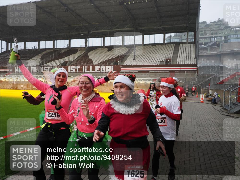 07.12.2025 - St. Pauli X-Mass-Run No. 15 Fabian Wolf http://msf.ph/oto/9409254 07.12.2025 11:08:34 Ziel 152, 155, 166, 396, 446, 758, 784, 1184, 1424, 1491, 1625, 1706, 2259, 2893, 4584, 4819, 4830 meine-sportfotos.de