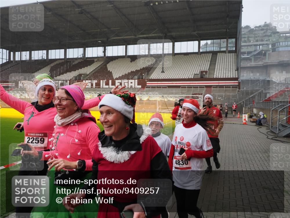 07.12.2025 - St. Pauli X-Mass-Run No. 15 Fabian Wolf http://msf.ph/oto/9409257 07.12.2025 11:08:34 Ziel 152, 155, 166, 396, 446, 758, 784, 1184, 1424, 1491, 1625, 1706, 2259, 2893, 4584, 4819, 4830 meine-sportfotos.de