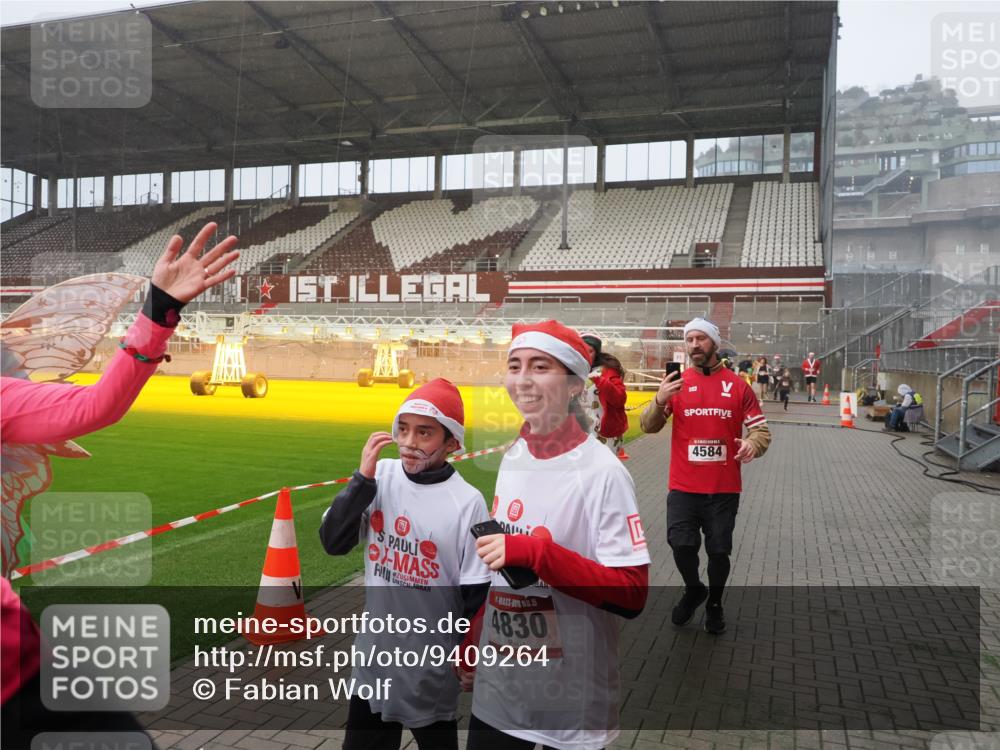 07.12.2025 - St. Pauli X-Mass-Run No. 15 Fabian Wolf http://msf.ph/oto/9409264 07.12.2025 11:08:35 Ziel 152, 155, 166, 446, 784, 1184, 1412, xxxx, 1424, 1491, 1625, 1706, 2259, 2893, 4584, 4819, 4830 meine-sportfotos.de