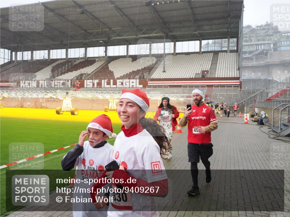 07.12.2025 - St. Pauli X-Mass-Run No. 15 Fabian Wolf http://msf.ph/oto/9409267 07.12.2025 11:08:35 Ziel 152, 155, 166, 446, 784, 1184, 1412, xxxx, 1424, 1491, 1625, 1706, 2259, 2893, 4584, 4819, 4830 meine-sportfotos.de
