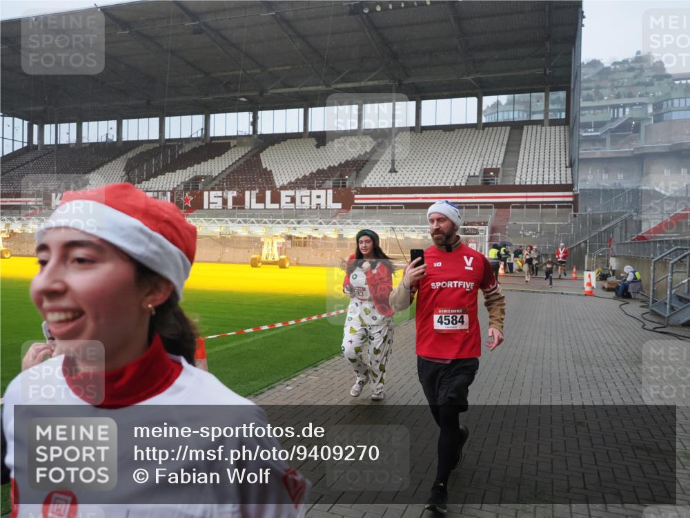 07.12.2025 - St. Pauli X-Mass-Run No. 15 Fabian Wolf http://msf.ph/oto/9409270 07.12.2025 11:08:35 Ziel 152, 155, 166, 446, 784, 1184, 1412, xxxx, 1424, 1491, 1625, 1706, 2259, 2893, 4584, 4819, 4830 meine-sportfotos.de