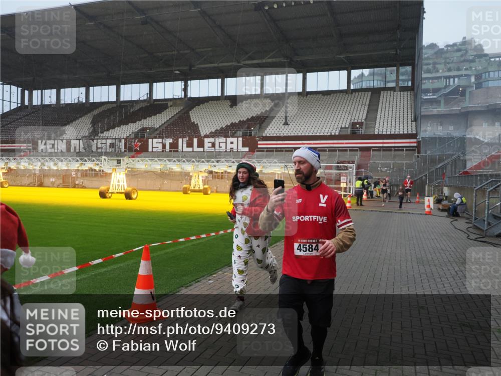 07.12.2025 - St. Pauli X-Mass-Run No. 15 Fabian Wolf http://msf.ph/oto/9409273 07.12.2025 11:08:35 Ziel 152, 155, 166, 446, 784, 1184, 1412, xxxx, 1424, 1491, 1625, 1706, 2259, 2893, 4584, 4819, 4830 meine-sportfotos.de