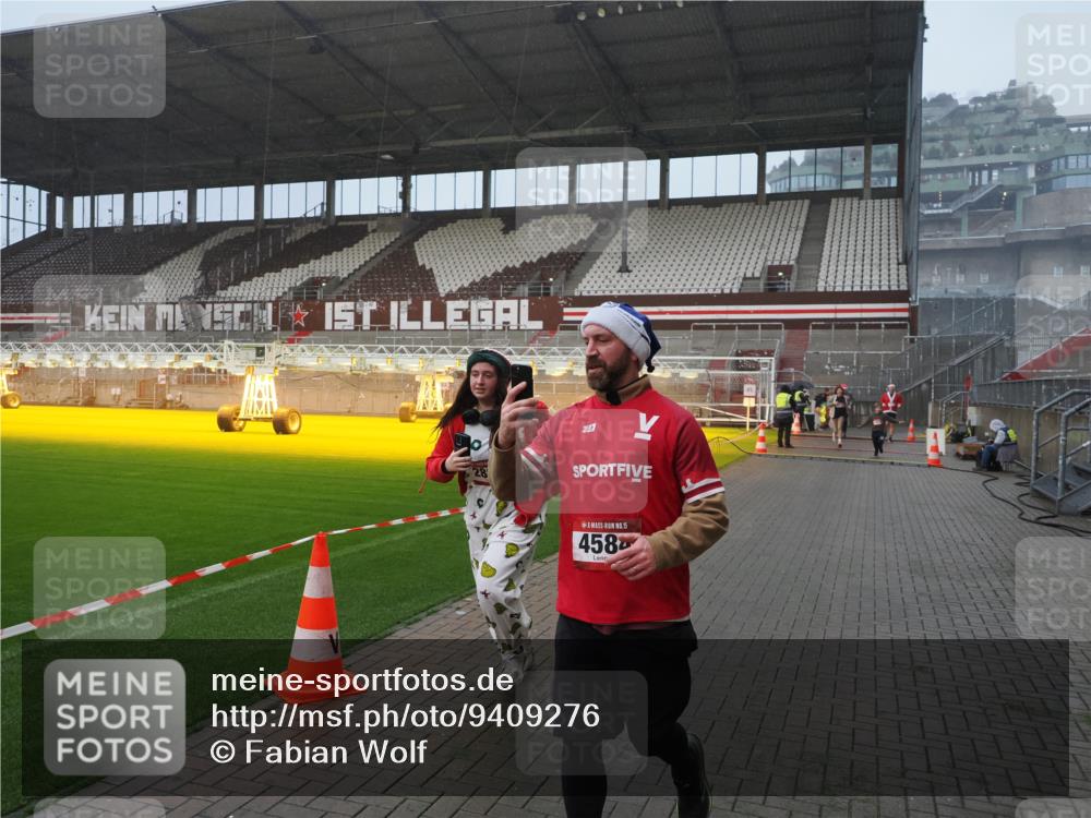 07.12.2025 - St. Pauli X-Mass-Run No. 15 Fabian Wolf http://msf.ph/oto/9409276 07.12.2025 11:08:36 Ziel 152, 155, 166, 446, 784, 1184, 1412, xxxx, 1424, 1491, 1625, 2259, 2893, 4584, 4819, 4830 meine-sportfotos.de