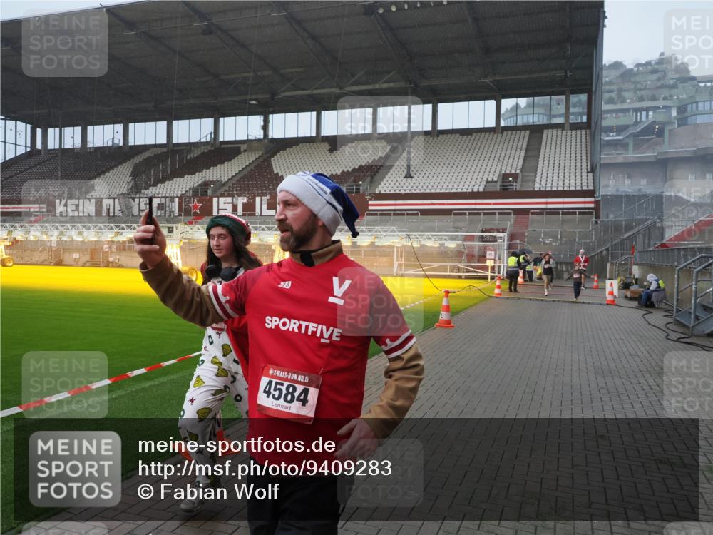 07.12.2025 - St. Pauli X-Mass-Run No. 15 Fabian Wolf http://msf.ph/oto/9409283 07.12.2025 11:08:36 Ziel 152, 155, 166, 446, 784, 1184, 1412, xxxx, 1424, 1491, 1625, 2259, 2893, 4584, 4819, 4830 meine-sportfotos.de
