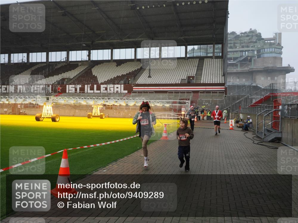 07.12.2025 - St. Pauli X-Mass-Run No. 15 Fabian Wolf http://msf.ph/oto/9409289 07.12.2025 11:08:42 Ziel 1184, 1412, xxxx, 1424, 1464, 1491, 1625, 2259, 2893, 4471, 4584, 4819, 4830 meine-sportfotos.de