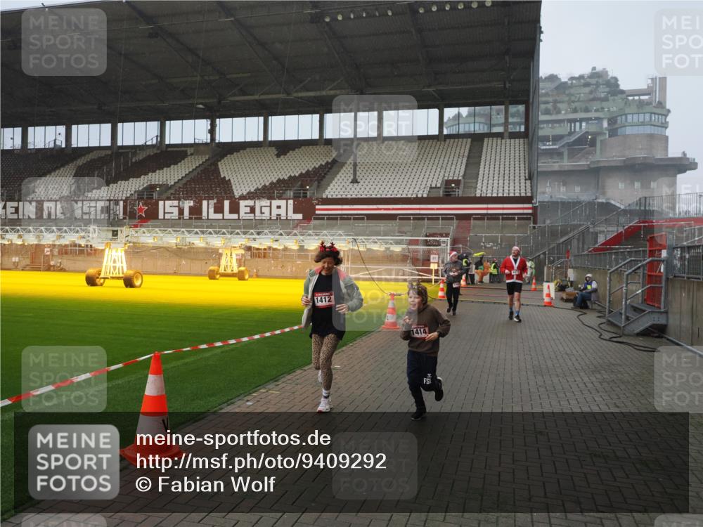 07.12.2025 - St. Pauli X-Mass-Run No. 15 Fabian Wolf http://msf.ph/oto/9409292 07.12.2025 11:08:42 Ziel 1184, 1412, xxxx, 1424, 1464, 1491, 1625, 2259, 2893, 4471, 4584, 4819, 4830 meine-sportfotos.de