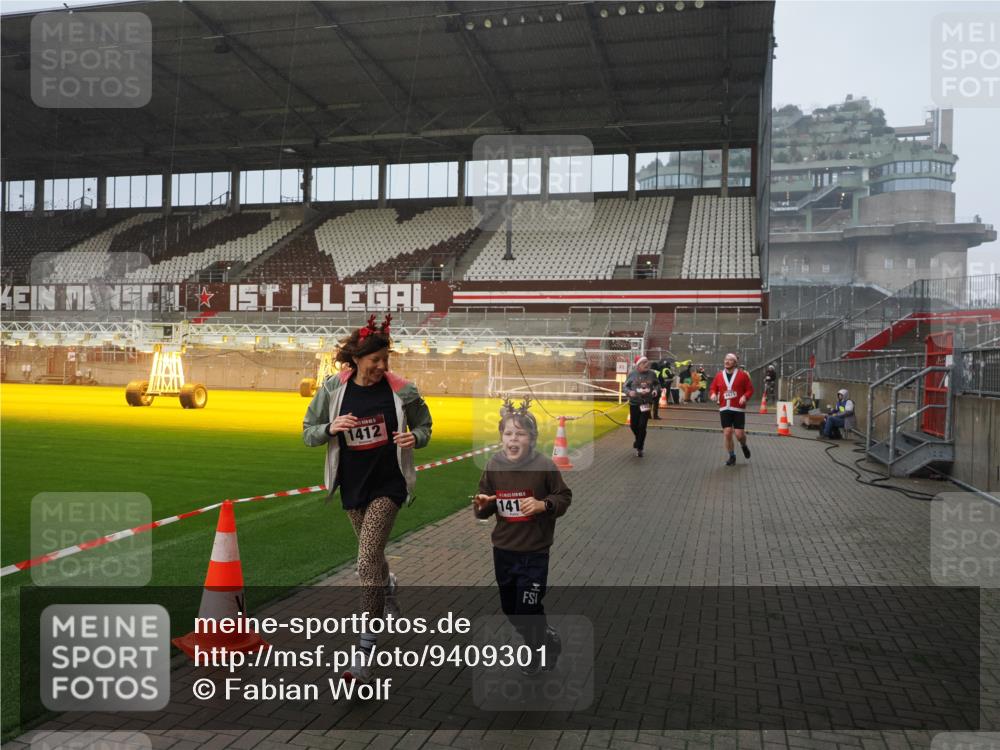 07.12.2025 - St. Pauli X-Mass-Run No. 15 Fabian Wolf http://msf.ph/oto/9409301 07.12.2025 11:08:43 Ziel 1412, xxxx, 1424, 1464, 1491, 1625, 2259, 2893, 4471, 4584, 4819, 4830 meine-sportfotos.de