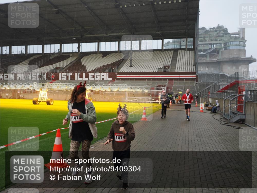 07.12.2025 - St. Pauli X-Mass-Run No. 15 Fabian Wolf http://msf.ph/oto/9409304 07.12.2025 11:08:43 Ziel 1412, xxxx, 1424, 1464, 1491, 1625, 2259, 2893, 4471, 4584, 4819, 4830 meine-sportfotos.de