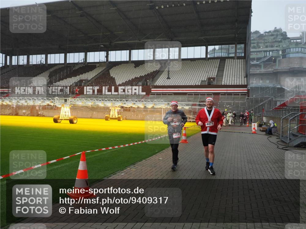 07.12.2025 - St. Pauli X-Mass-Run No. 15 Fabian Wolf http://msf.ph/oto/9409317 07.12.2025 11:08:46 Ziel 1412, xxxx, 1464, 2893, 4471, 4584, 4819, 4830 meine-sportfotos.de