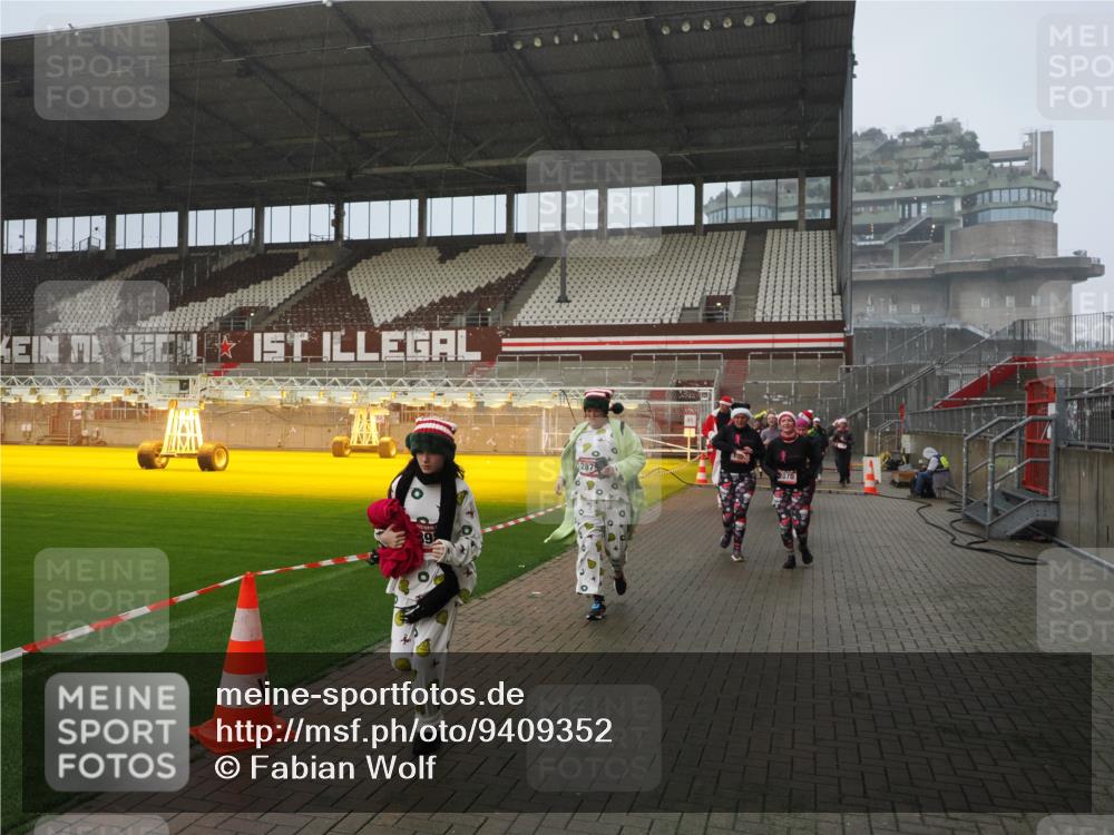 07.12.2025 - St. Pauli X-Mass-Run No. 15 Fabian Wolf http://msf.ph/oto/9409352 07.12.2025 11:08:55 Ziel 335, 338, 341, 495, 496, 619, 1205, 1211, 1412, xxxx, 1464, 1502, 1511, 2070, 2879, 2898, 4471 meine-sportfotos.de