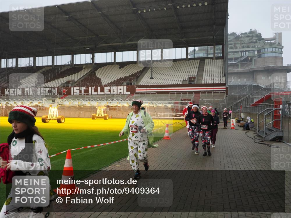 07.12.2025 - St. Pauli X-Mass-Run No. 15 Fabian Wolf http://msf.ph/oto/9409364 07.12.2025 11:08:56 Ziel 335, 338, 341, 495, 496, 619, 1205, 1211, 1464, 1502, 1511, 2070, 2879, 2898, 4471 meine-sportfotos.de
