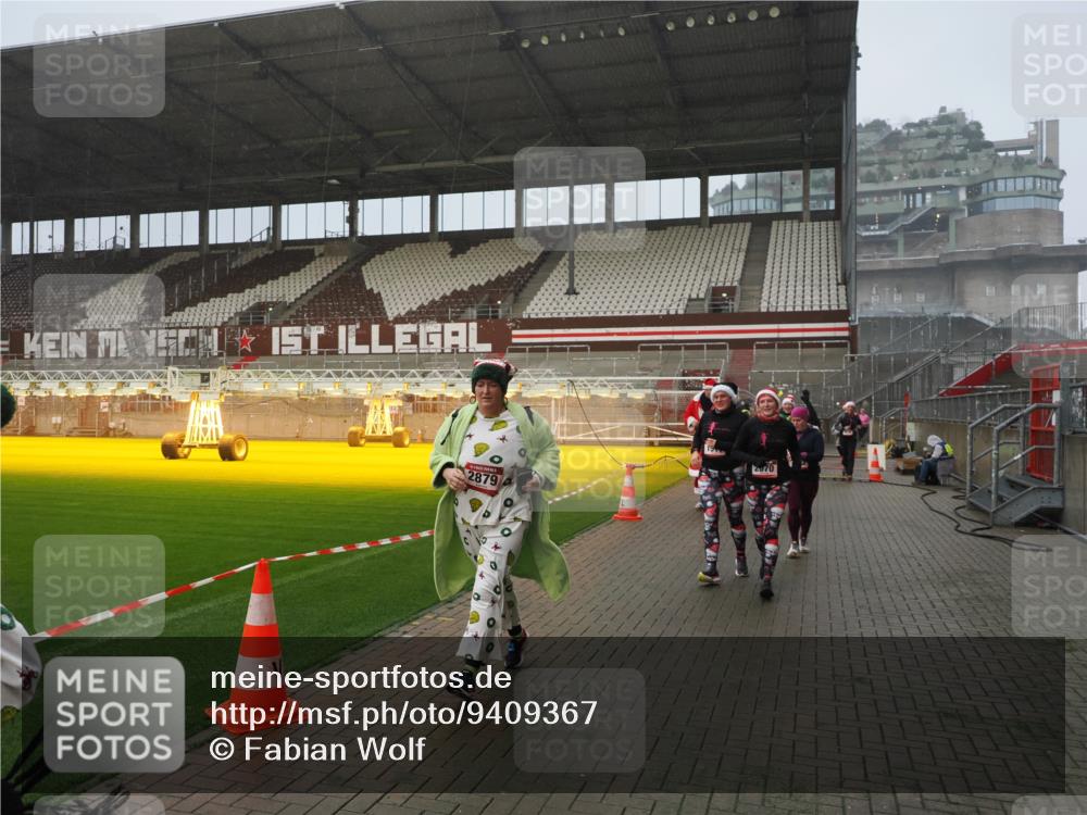 07.12.2025 - St. Pauli X-Mass-Run No. 15 Fabian Wolf http://msf.ph/oto/9409367 07.12.2025 11:08:56 Ziel 335, 338, 341, 495, 496, 619, 1205, 1211, 1464, 1502, 1511, 2070, 2879, 2898, 4471 meine-sportfotos.de