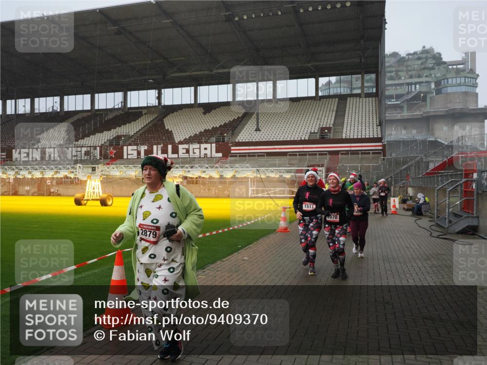 07.12.2025 - St. Pauli X-Mass-Run No. 15 Fabian Wolf http://msf.ph/oto/9409370 07.12.2025 11:08:57 Ziel 335, 338, 341, 495, 496, 619, 1136, 1138, 1140, 1205, 1211, 1464, 1502, 1511, 2070, 2879, 2898, 4471 meine-sportfotos.de