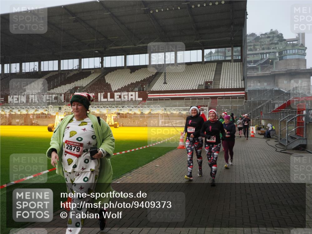 07.12.2025 - St. Pauli X-Mass-Run No. 15 Fabian Wolf http://msf.ph/oto/9409373 07.12.2025 11:08:57 Ziel 335, 338, 341, 495, 496, 619, 1136, 1138, 1140, 1205, 1211, 1464, 1502, 1511, 2070, 2879, 2898, 4471 meine-sportfotos.de