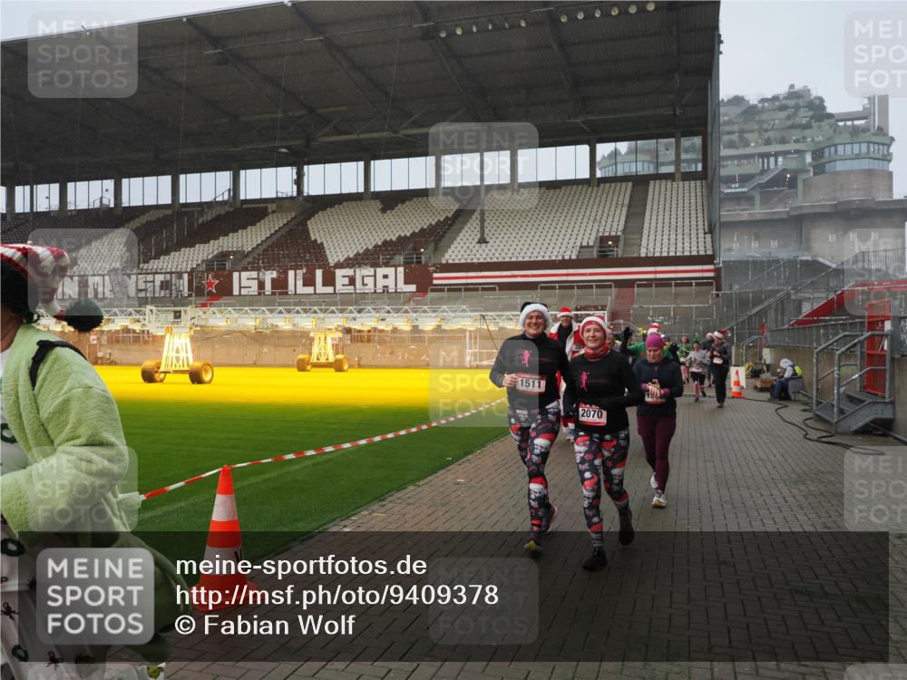 07.12.2025 - St. Pauli X-Mass-Run No. 15 Fabian Wolf http://msf.ph/oto/9409378 07.12.2025 11:08:57 Ziel 335, 338, 341, 495, 496, 619, 1136, 1138, 1140, 1205, 1211, 1464, 1502, 1511, 2070, 2879, 2898, 4471 meine-sportfotos.de