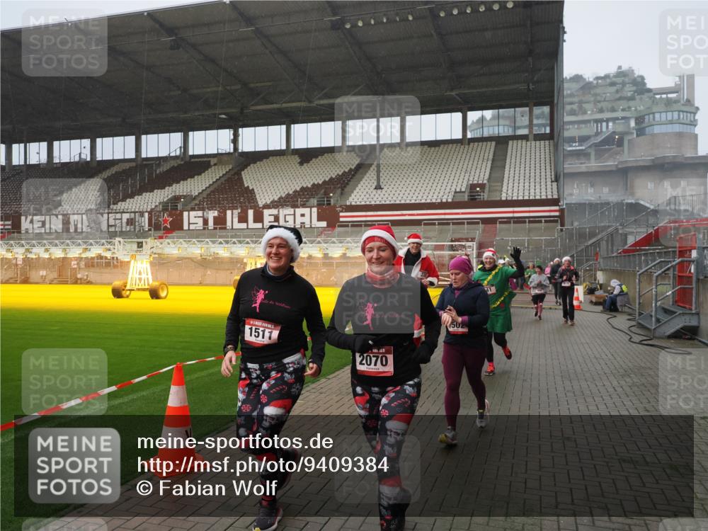 07.12.2025 - St. Pauli X-Mass-Run No. 15 Fabian Wolf http://msf.ph/oto/9409384 07.12.2025 11:08:59 Ziel 335, 338, 341, 495, 496, 619, 1136, 1138, 1140, 1205, 1211, 1502, 1511, 2070, 2879, 2898 meine-sportfotos.de