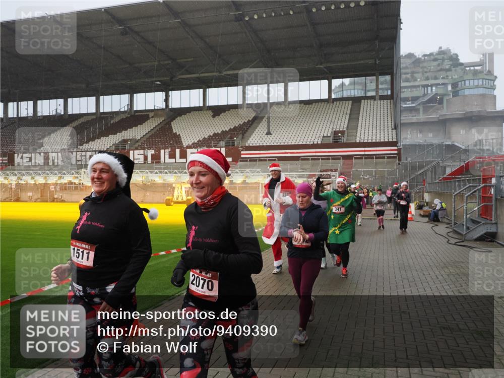 07.12.2025 - St. Pauli X-Mass-Run No. 15 Fabian Wolf http://msf.ph/oto/9409390 07.12.2025 11:08:59 Ziel 335, 338, 341, 495, 496, 619, 1136, 1138, 1140, 1205, 1211, 1502, 1511, 2070, 2879, 2898 meine-sportfotos.de