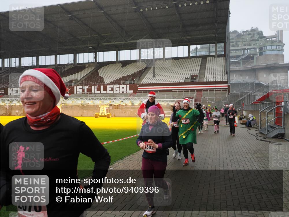 07.12.2025 - St. Pauli X-Mass-Run No. 15 Fabian Wolf http://msf.ph/oto/9409396 07.12.2025 11:08:59 Ziel 335, 338, 341, 495, 496, 619, 1136, 1138, 1140, 1205, 1211, 1502, 1511, 2070, 2879, 2898 meine-sportfotos.de