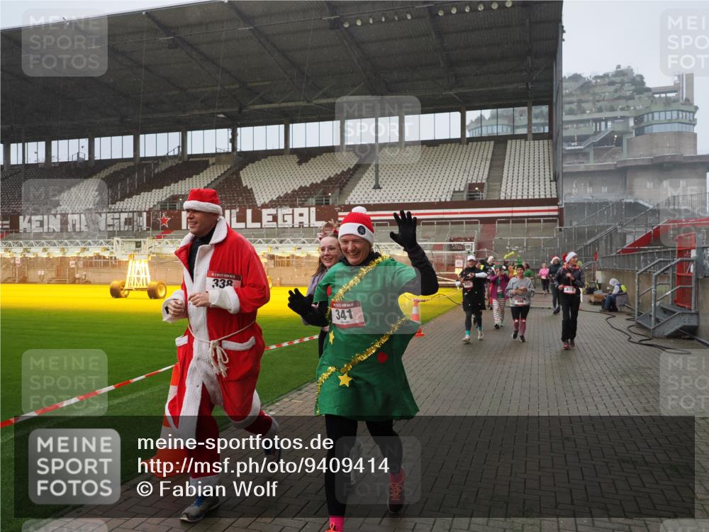 07.12.2025 - St. Pauli X-Mass-Run No. 15 Fabian Wolf http://msf.ph/oto/9409414 07.12.2025 11:09:01 Ziel 335, 338, 341, 495, 496, 619, 1136, 1138, 1140, 1205, 1211, 1502, 1511, 2070, 2879, 2898 meine-sportfotos.de