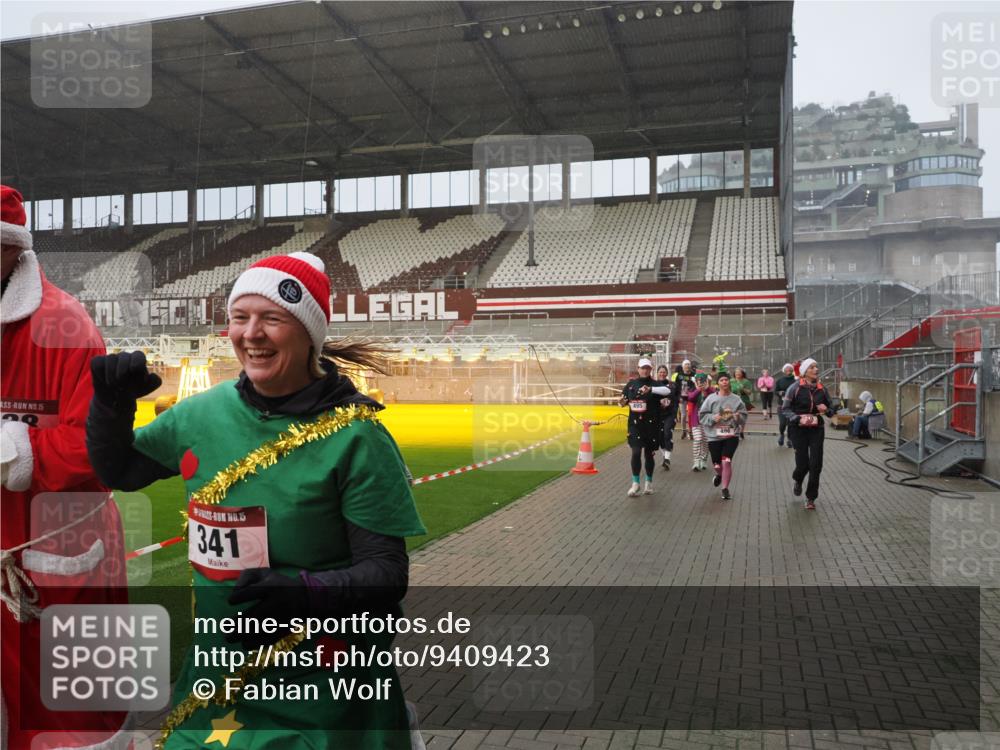 07.12.2025 - St. Pauli X-Mass-Run No. 15 Fabian Wolf http://msf.ph/oto/9409423 07.12.2025 11:09:01 Ziel 335, 338, 341, 495, 496, 619, 1136, 1138, 1140, 1205, 1211, 1502, 1511, 2070, 2879, 2898 meine-sportfotos.de