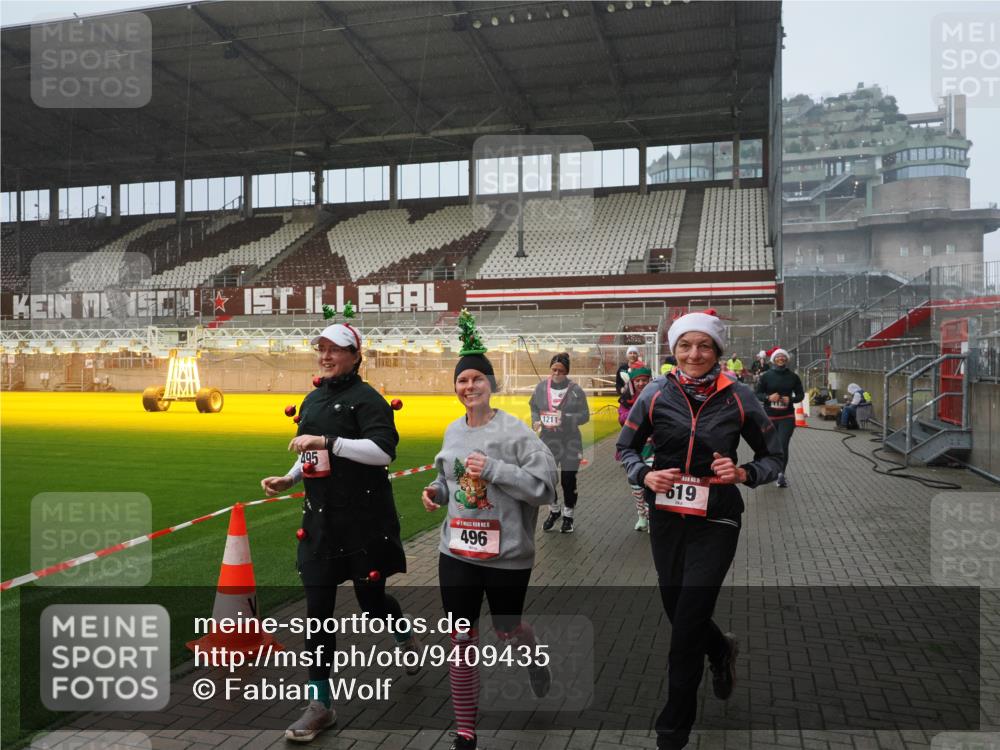 07.12.2025 - St. Pauli X-Mass-Run No. 15 Fabian Wolf http://msf.ph/oto/9409435 07.12.2025 11:09:04 Ziel 335, 338, 341, 495, 496, 619, 1136, 1138, 1140, 1205, 1211, 1502, 1511, 1574, 2070, 2879, 2898 meine-sportfotos.de