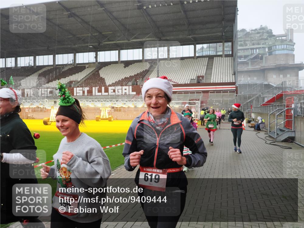 07.12.2025 - St. Pauli X-Mass-Run No. 15 Fabian Wolf http://msf.ph/oto/9409444 07.12.2025 11:09:05 Ziel 335, 338, 341, 495, 496, 619, 1136, 1138, 1140, 1205, 1211, 1502, 1511, 1574, 2070, 2879, 2898 meine-sportfotos.de