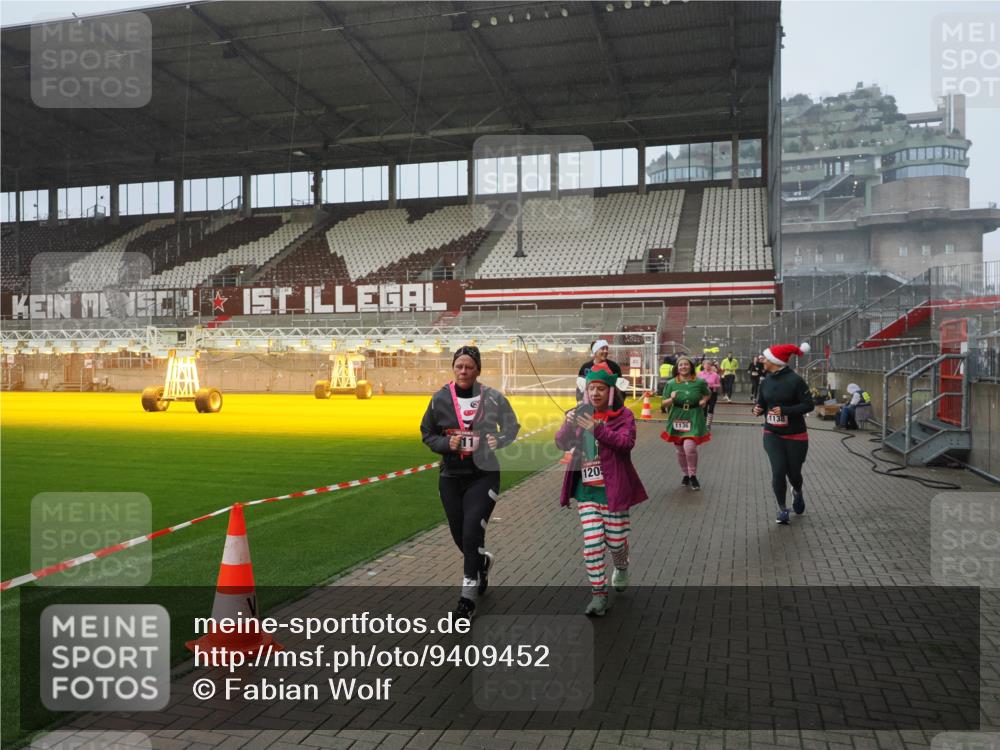 07.12.2025 - St. Pauli X-Mass-Run No. 15 Fabian Wolf http://msf.ph/oto/9409452 07.12.2025 11:09:05 Ziel 335, 338, 341, 495, 496, 619, 1136, 1138, 1140, 1205, 1211, 1502, 1511, 1574, 2070, 2879, 2898 meine-sportfotos.de