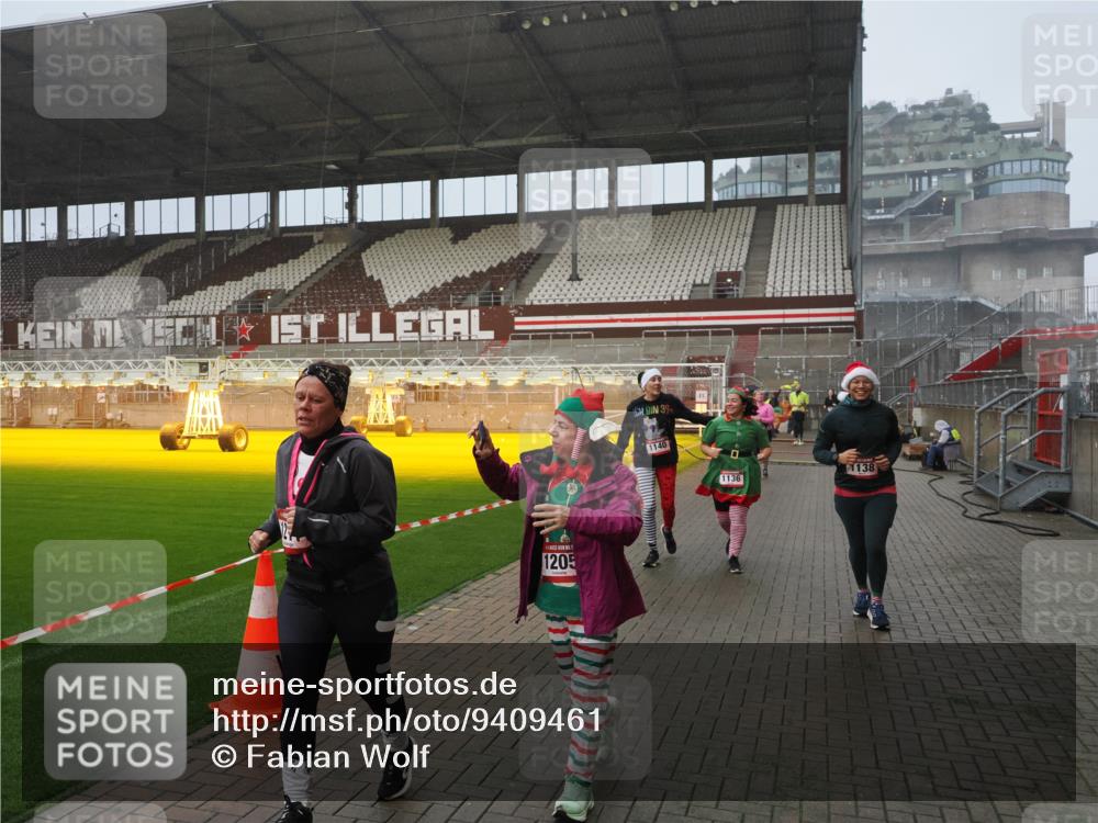 07.12.2025 - St. Pauli X-Mass-Run No. 15 Fabian Wolf http://msf.ph/oto/9409461 07.12.2025 11:09:06 Ziel 335, 338, 341, 495, 496, 619, 1136, 1138, 1140, 1205, 1211, 1502, 1511, 1574, 2070, 2879, 2898 meine-sportfotos.de