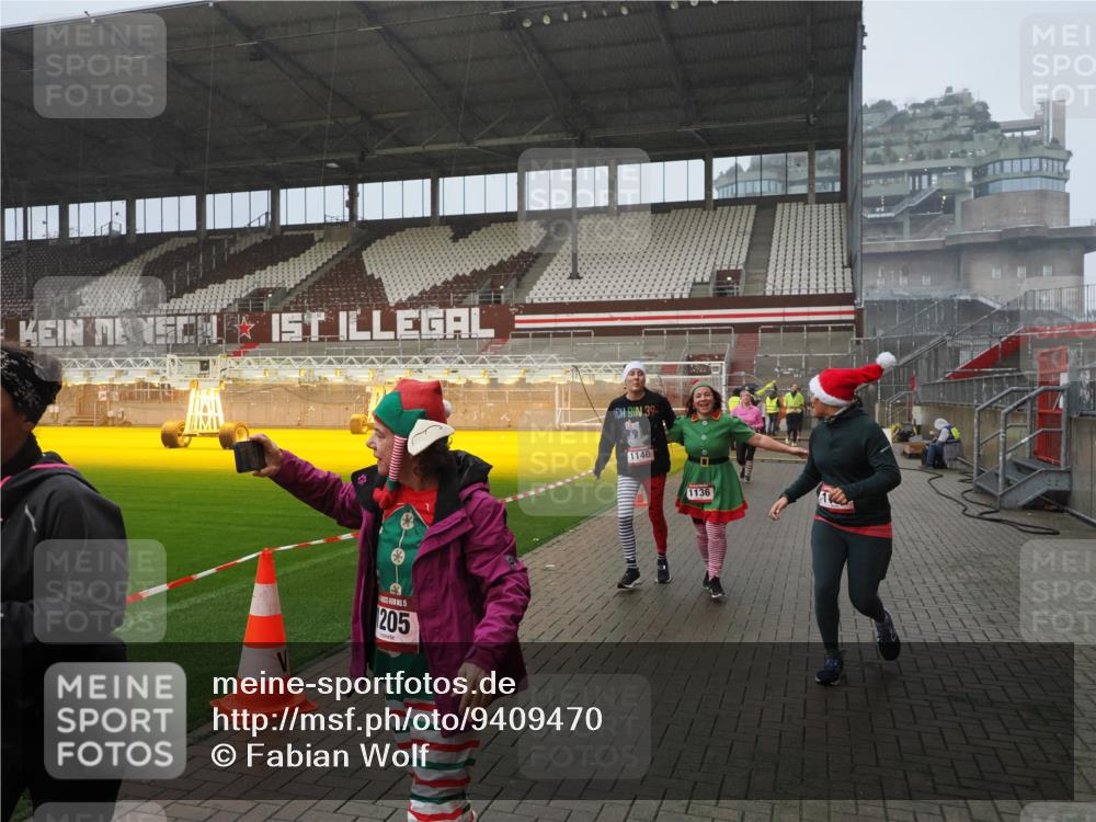 07.12.2025 - St. Pauli X-Mass-Run No. 15 Fabian Wolf http://msf.ph/oto/9409470 07.12.2025 11:09:07 Ziel 335, 338, 341, 495, 496, 558, 619, 1136, 1138, 1140, 1205, 1211, 1260, 1502, 1511, 1574, 2070, 2879, 2898 meine-sportfotos.de