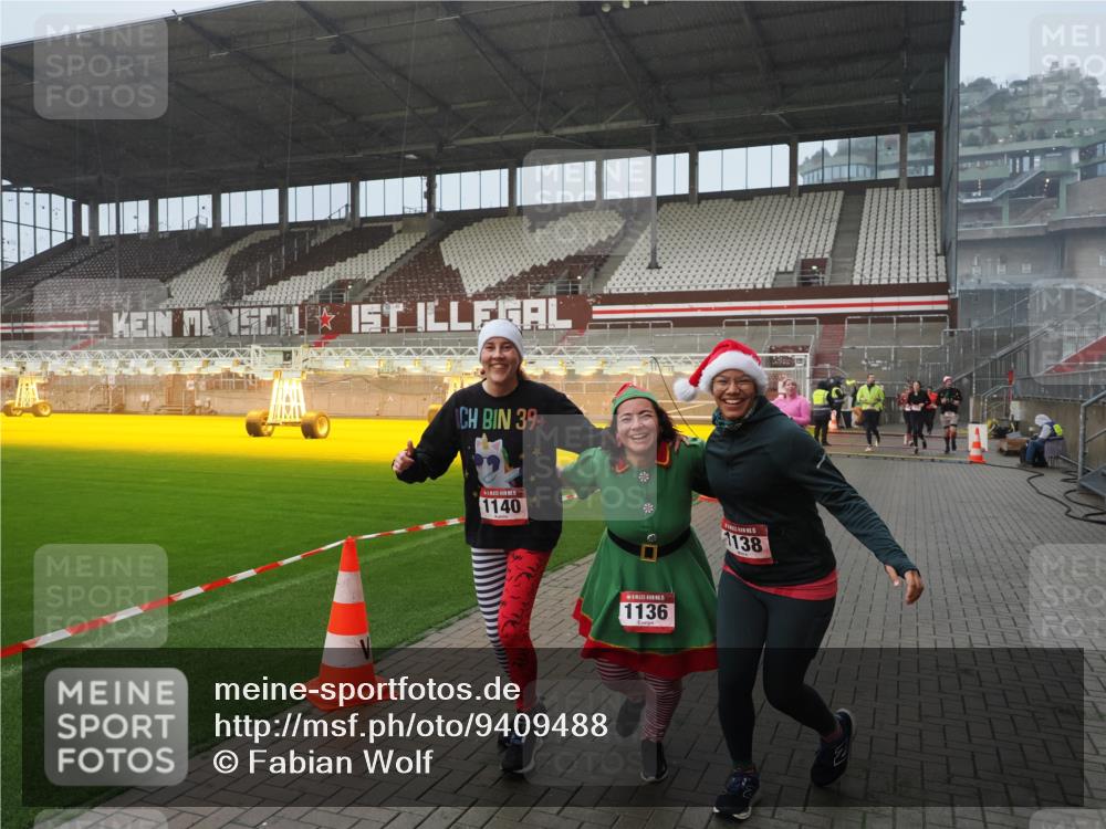 07.12.2025 - St. Pauli X-Mass-Run No. 15 Fabian Wolf http://msf.ph/oto/9409488 07.12.2025 11:09:09 Ziel 44, 51, 335, 338, 341, 495, 496, 558, 619, 1136, 1138, 1140, 1205, 1211, 1260, 1502, 1511, 1574 meine-sportfotos.de
