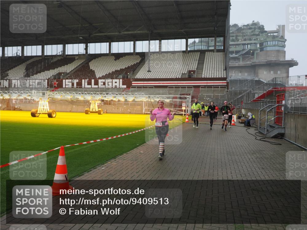 07.12.2025 - St. Pauli X-Mass-Run No. 15 Fabian Wolf http://msf.ph/oto/9409513 07.12.2025 11:09:11 Ziel 44, 51, 335, 338, 341, 495, 496, 558, 619, 1110, 1136, 1138, 1140, 1205, 1211, 1260, 1574 meine-sportfotos.de