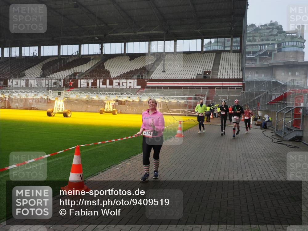 07.12.2025 - St. Pauli X-Mass-Run No. 15 Fabian Wolf http://msf.ph/oto/9409519 07.12.2025 11:09:12 Ziel 44, 51, 335, 495, 496, 558, 619, 1110, 1136, 1138, 1140, 1205, 1211, 1260, 1574 meine-sportfotos.de