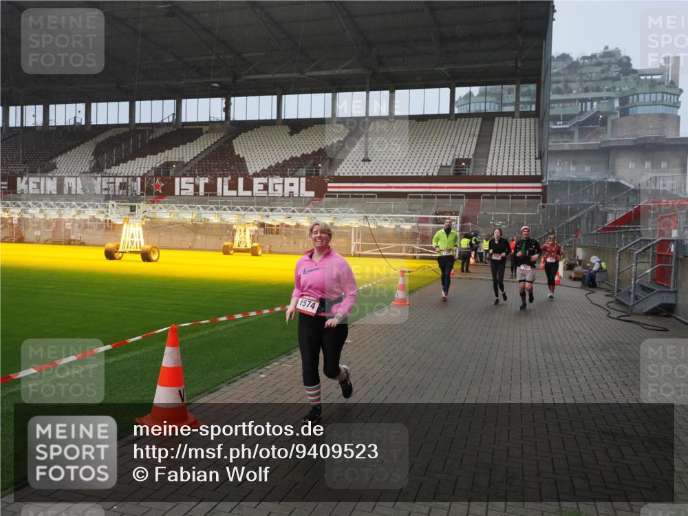 07.12.2025 - St. Pauli X-Mass-Run No. 15 Fabian Wolf http://msf.ph/oto/9409523 07.12.2025 11:09:12 Ziel 44, 51, 335, 495, 496, 558, 619, 1110, 1136, 1138, 1140, 1205, 1211, 1260, 1574 meine-sportfotos.de
