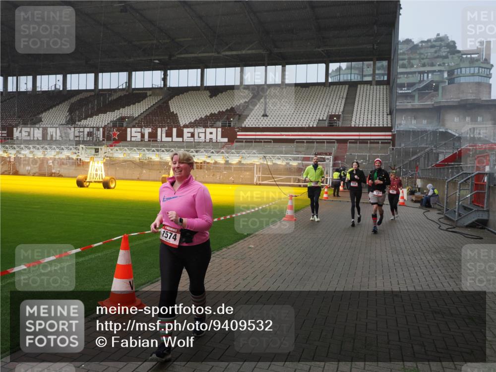 07.12.2025 - St. Pauli X-Mass-Run No. 15 Fabian Wolf http://msf.ph/oto/9409532 07.12.2025 11:09:13 Ziel 44, 51, 495, 496, 558, 619, 1110, 1136, 1138, 1140, 1205, 1211, 1260, 1574 meine-sportfotos.de