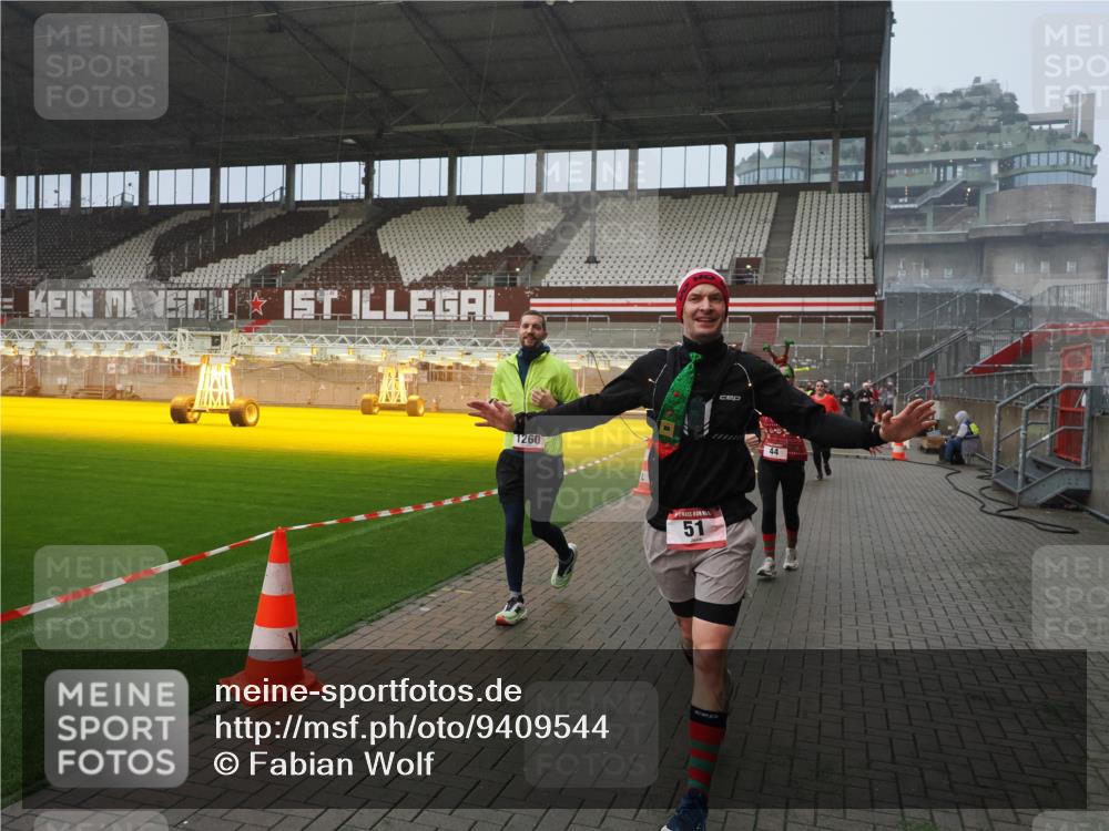 07.12.2025 - St. Pauli X-Mass-Run No. 15 Fabian Wolf http://msf.ph/oto/9409544 07.12.2025 11:09:16 Ziel 44, 51, 558, 1110, 1136, 1138, 1140, 1260, 1574 meine-sportfotos.de