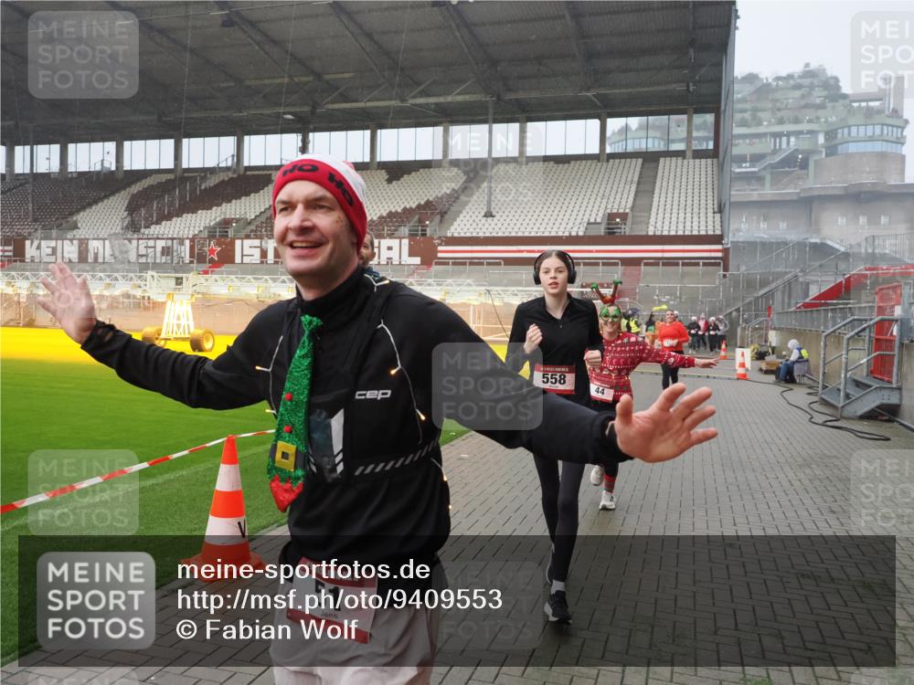 07.12.2025 - St. Pauli X-Mass-Run No. 15 Fabian Wolf http://msf.ph/oto/9409553 07.12.2025 11:09:16 Ziel 44, 51, 558, 1110, 1136, 1138, 1140, 1260, 1574 meine-sportfotos.de