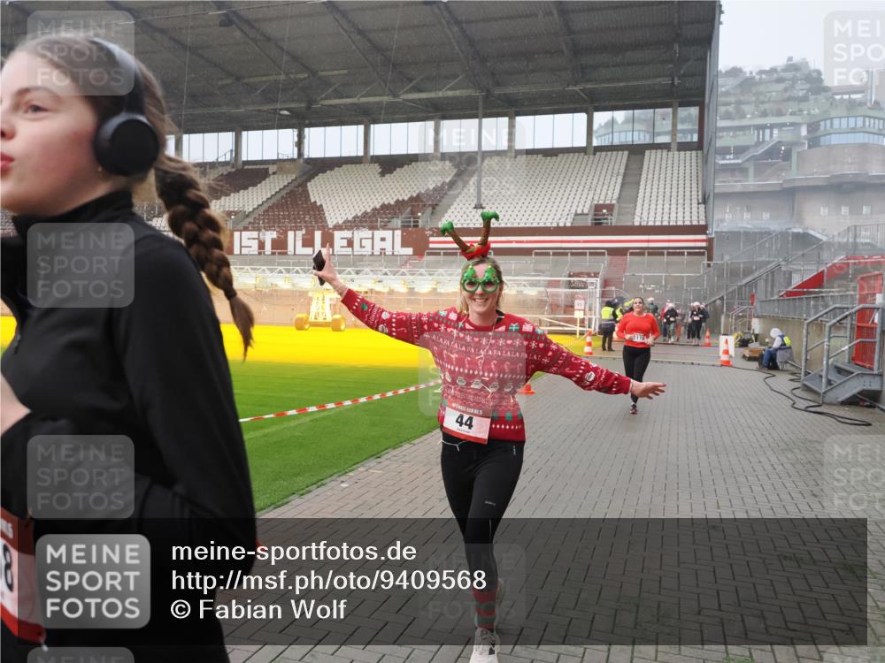 07.12.2025 - St. Pauli X-Mass-Run No. 15 Fabian Wolf http://msf.ph/oto/9409568 07.12.2025 11:09:17 Ziel 44, 51, 558, 1110, 1136, 1138, 1140, 1260, 1574 meine-sportfotos.de